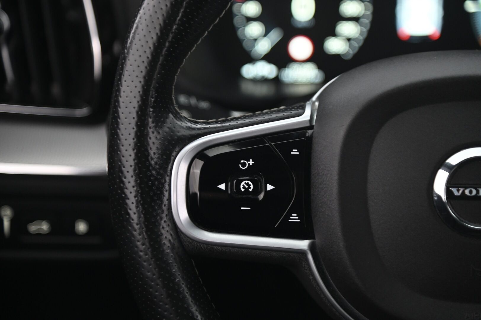 Volvo XC60 2018 T8 AWD R-Design aut / VOC / ACC / Panorama / Vetokoukku / P-kamera / Crystal gearknob* - *Huippuvarusteltu / Hyvin huollettu ja jakohihna vaihdettu*