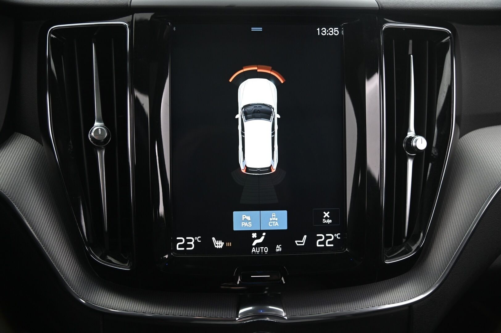 Volvo XC60 2018 T8 AWD R-Design aut / VOC / ACC / Panorama / Vetokoukku / P-kamera / Crystal gearknob* - *Huippuvarusteltu / Hyvin huollettu ja jakohihna vaihdettu*