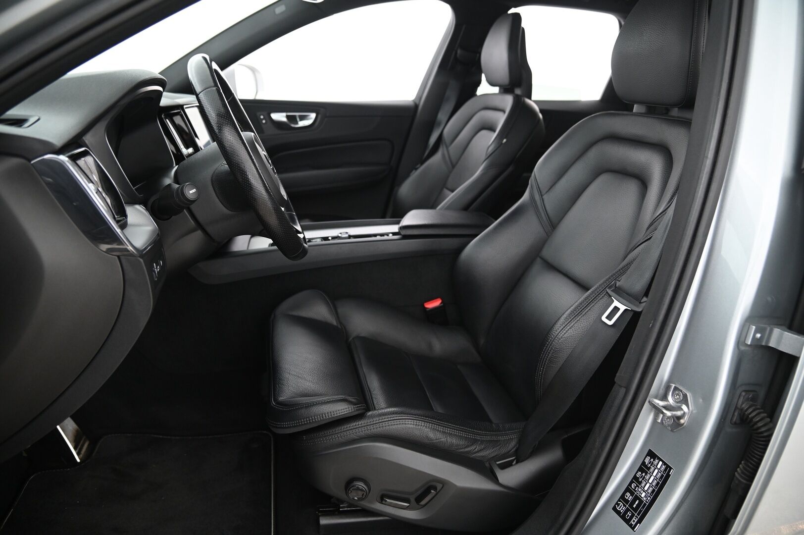 Volvo XC60 2018 T8 AWD R-Design aut / VOC / ACC / Panorama / Vetokoukku / P-kamera / Crystal gearknob* - *Huippuvarusteltu / Hyvin huollettu ja jakohihna vaihdettu*