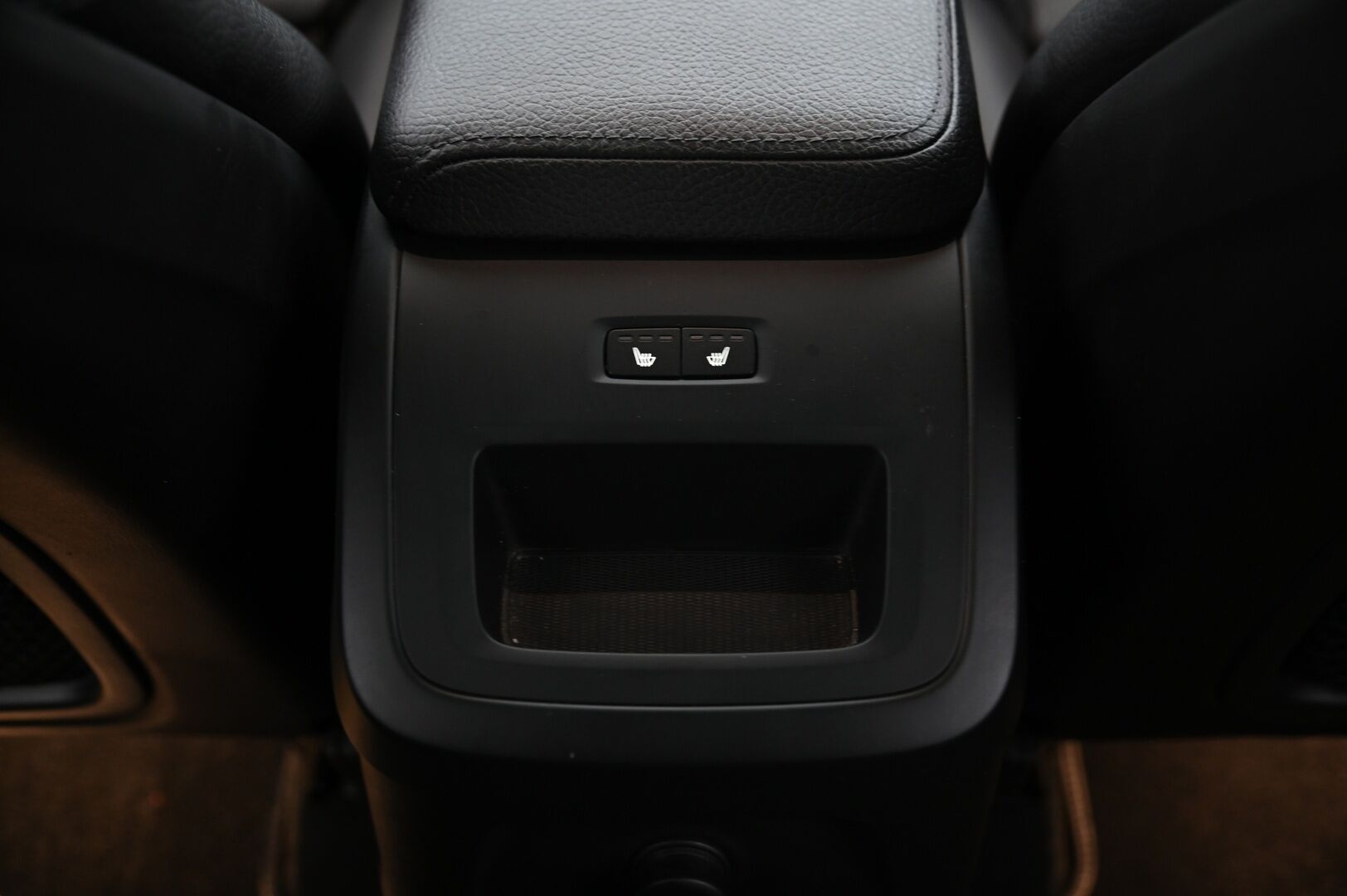 Volvo XC60 2018 T8 AWD R-Design aut / VOC / ACC / Panorama / Vetokoukku / P-kamera / Crystal gearknob* - *Huippuvarusteltu / Hyvin huollettu ja jakohihna vaihdettu*