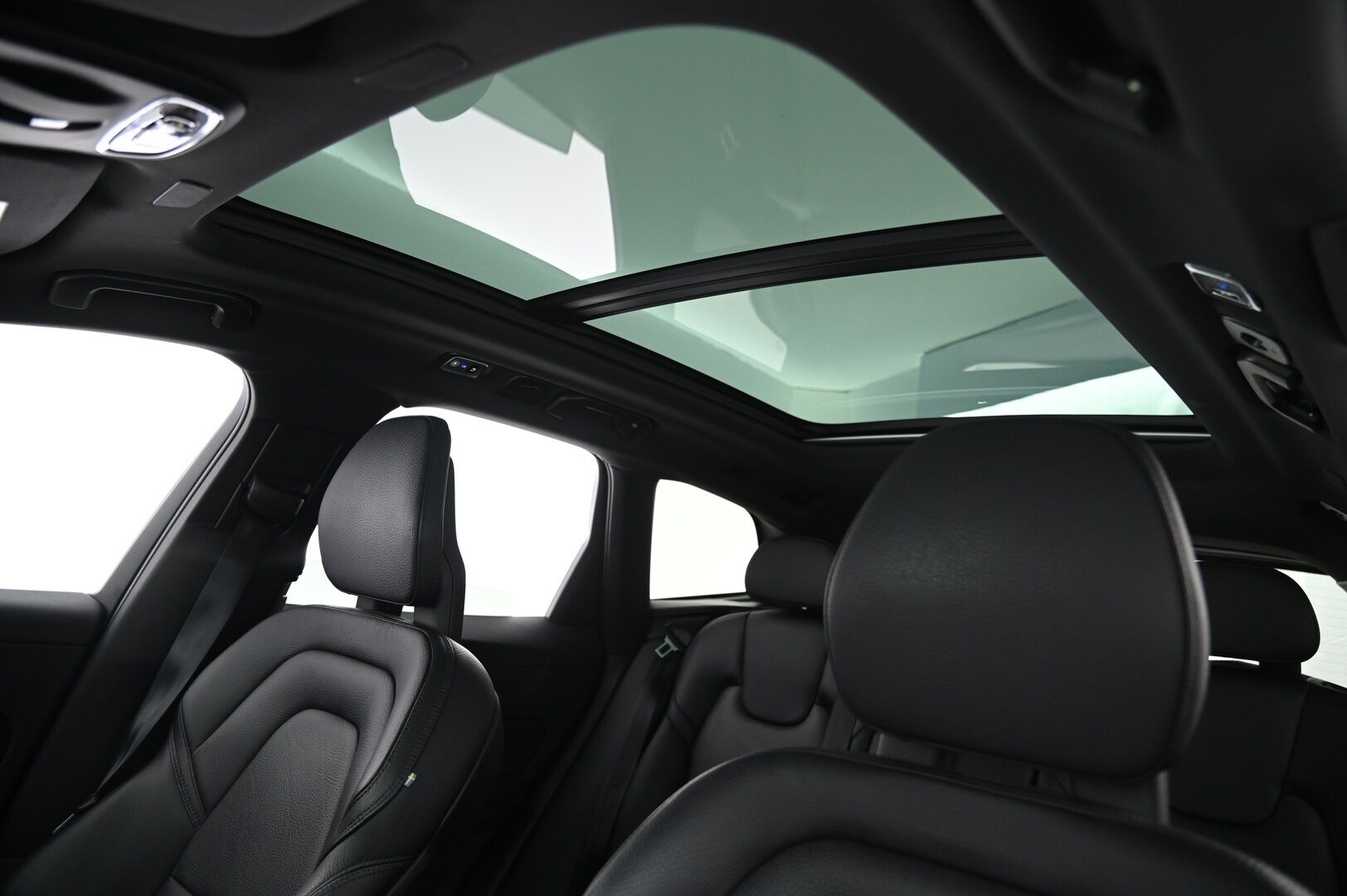 Volvo XC60 2018 T8 AWD R-Design aut / VOC / ACC / Panorama / Vetokoukku / P-kamera / Crystal gearknob* - *Huippuvarusteltu / Hyvin huollettu ja jakohihna vaihdettu*