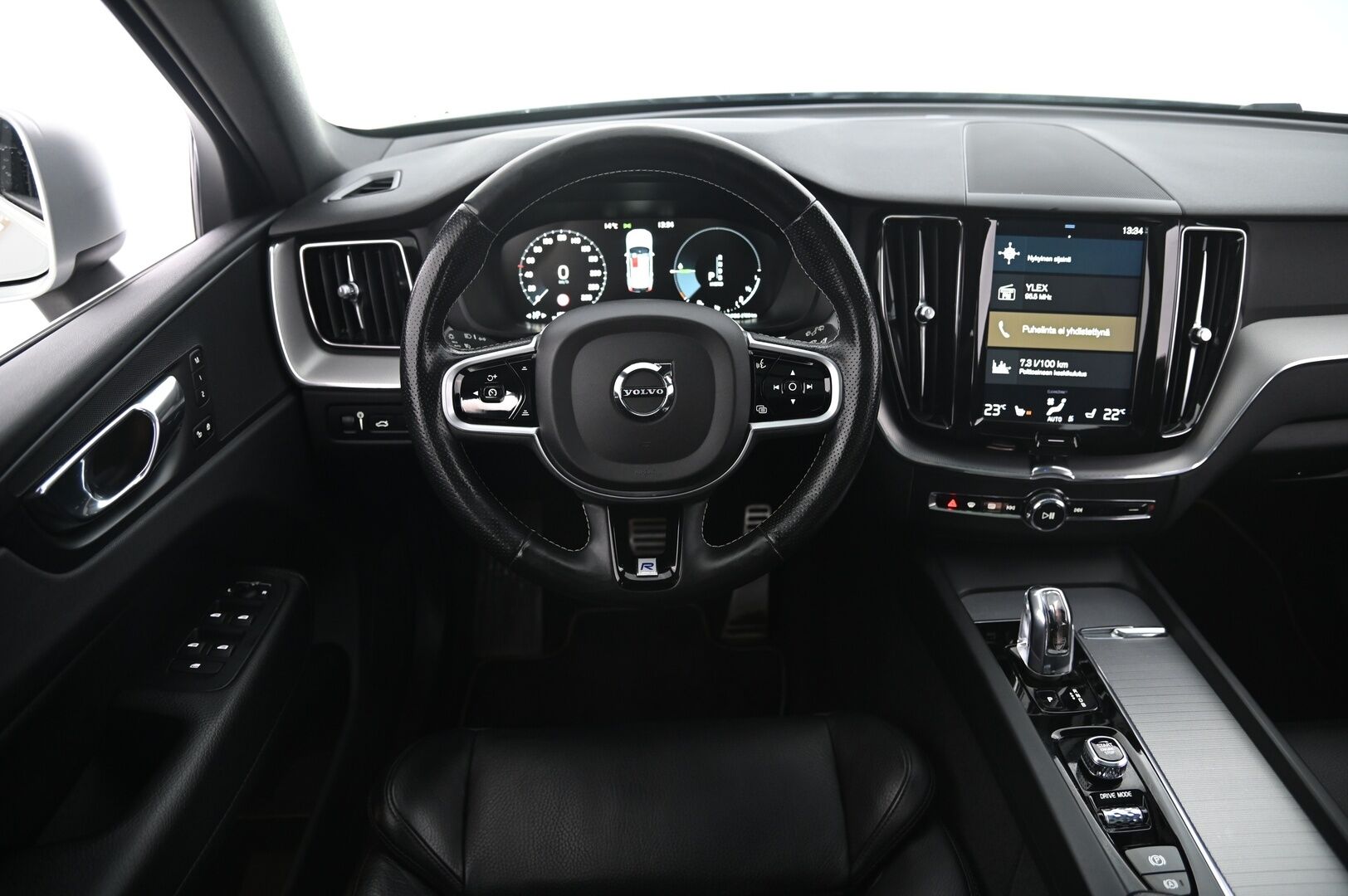 Volvo XC60 2018 T8 AWD R-Design aut / VOC / ACC / Panorama / Vetokoukku / P-kamera / Crystal gearknob* - *Huippuvarusteltu / Hyvin huollettu ja jakohihna vaihdettu*