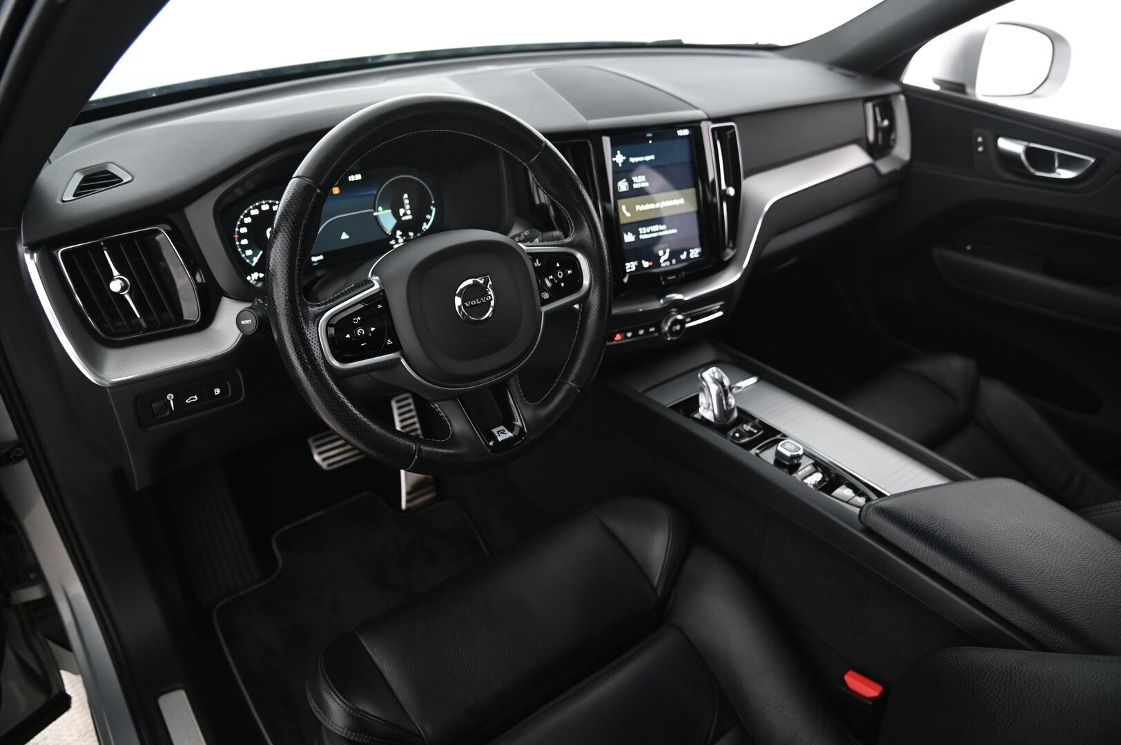 Volvo XC60 2018 T8 AWD R-Design aut / VOC / ACC / Panorama / Vetokoukku / P-kamera / Crystal gearknob* - *Huippuvarusteltu / Hyvin huollettu ja jakohihna vaihdettu*