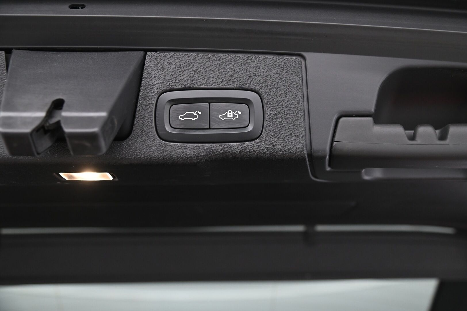 Volvo XC60 2018 T8 AWD R-Design aut / VOC / ACC / Panorama / Vetokoukku / P-kamera / Crystal gearknob* - *Huippuvarusteltu / Hyvin huollettu ja jakohihna vaihdettu*