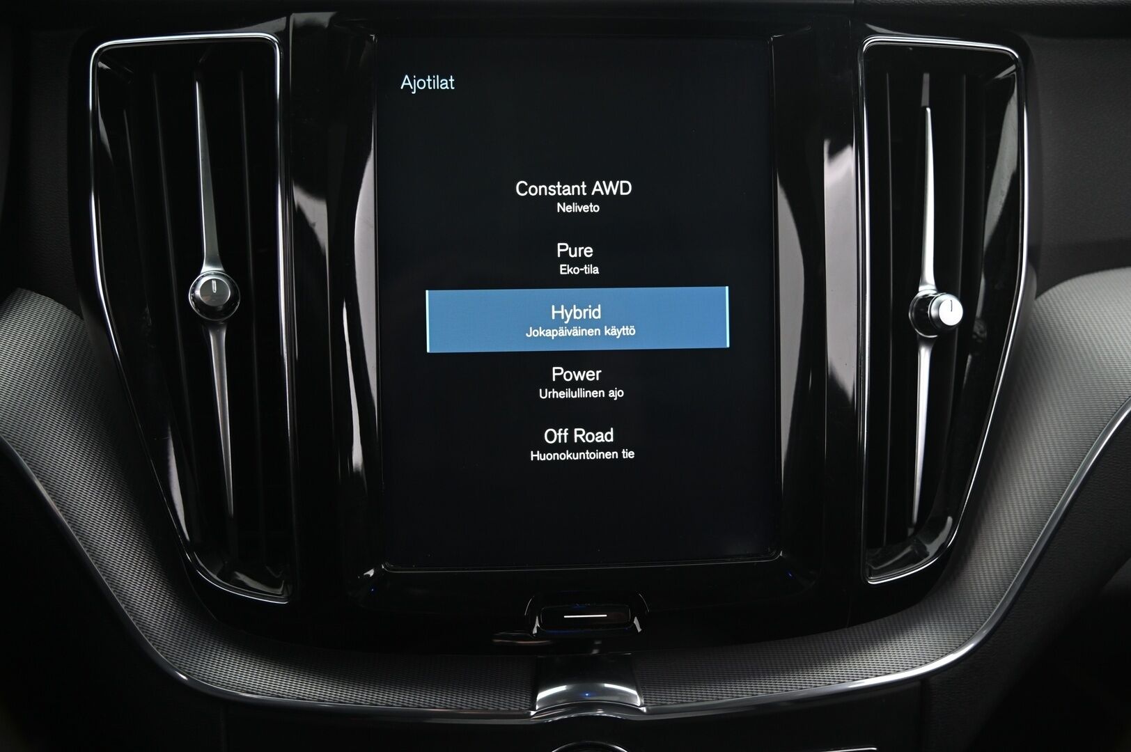 Volvo XC60 2018 T8 AWD R-Design aut / VOC / ACC / Panorama / Vetokoukku / P-kamera / Crystal gearknob* - *Huippuvarusteltu / Hyvin huollettu ja jakohihna vaihdettu*