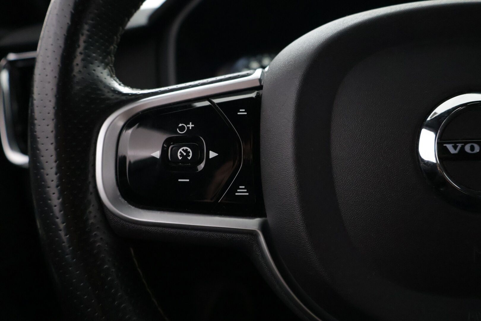 Volvo V90 2018 D4 R-Design - P-Kamera | BLIS | Webasto | Digimittaristo | Muistipenkit | Keyless | Sport-Penkit | Ratinlämmitin | Tutkat