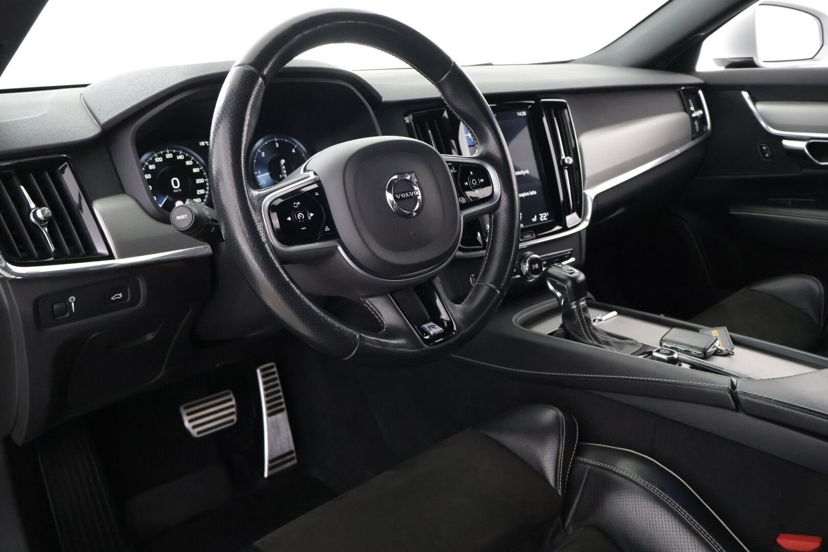 Volvo V90 2018 D4 R-Design - P-Kamera | BLIS | Webasto | Digimittaristo | Muistipenkit | Keyless | Sport-Penkit | Ratinlämmitin | Tutkat