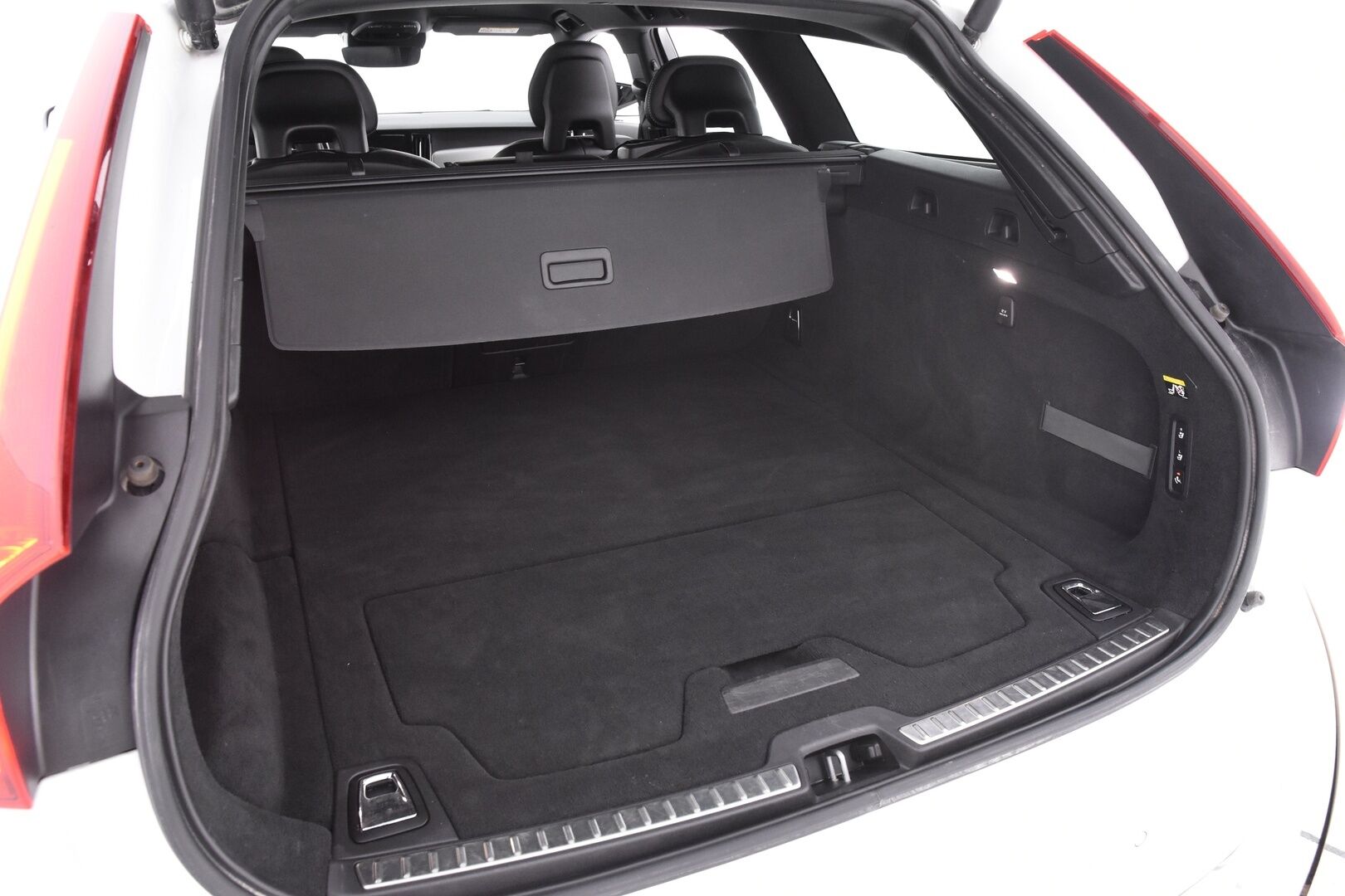 Volvo V90 2018 D4 R-Design - P-Kamera | BLIS | Webasto | Digimittaristo | Muistipenkit | Keyless | Sport-Penkit | Ratinlämmitin | Tutkat