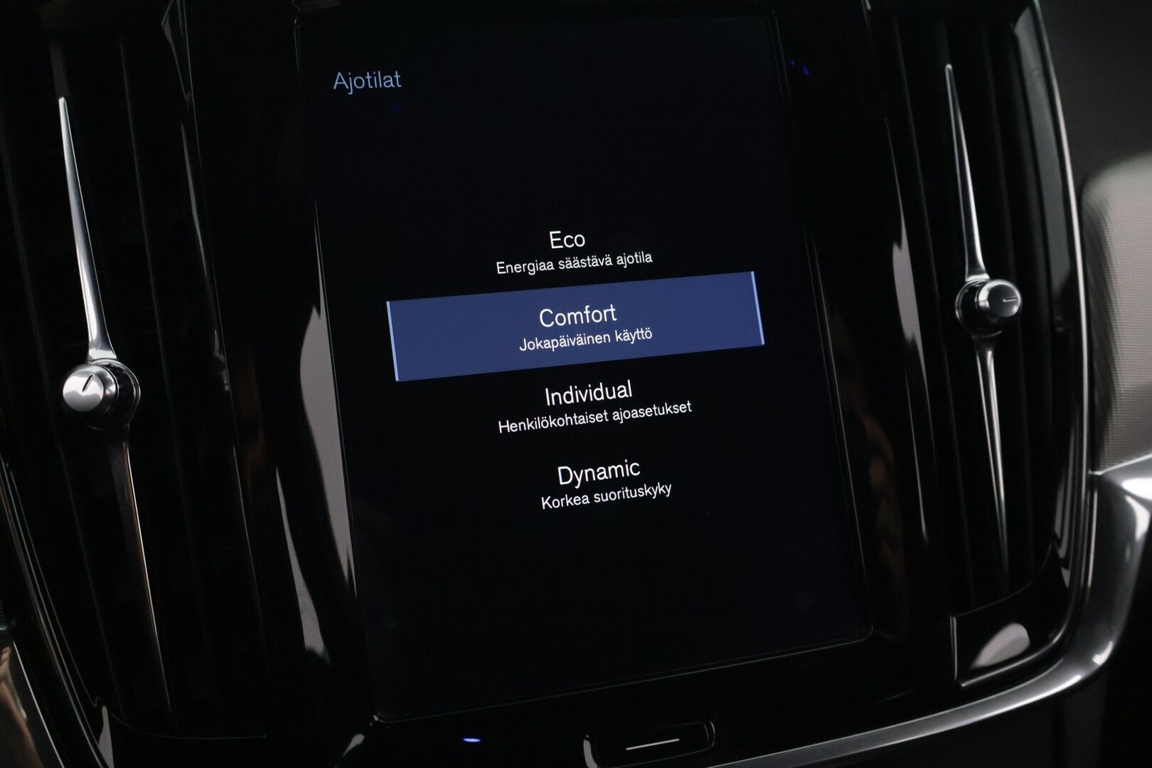 Volvo V90 2018 D4 R-Design - P-Kamera | BLIS | Webasto | Digimittaristo | Muistipenkit | Keyless | Sport-Penkit | Ratinlämmitin | Tutkat