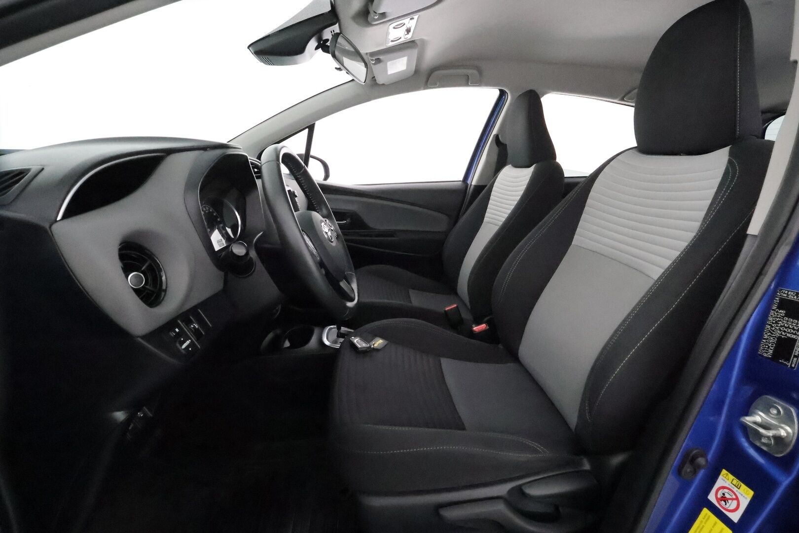 Toyota Yaris 2018 1,5 Hybrid Active 5ov **Vakkari / P.kamera / Lohkolämmitin / Kaistavahti / Bluetooth** - Suomi-auto / Merkkihuollettu / Kahdet renkaat 