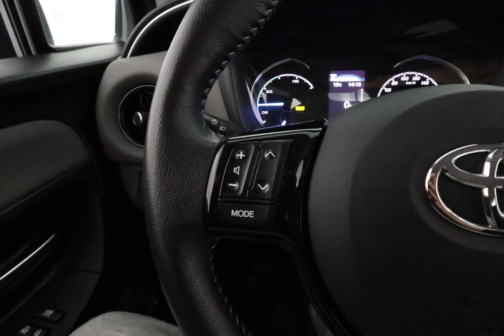 Toyota Yaris 2018 1,5 Hybrid Active 5ov **Vakkari / P.kamera / Lohkolämmitin / Kaistavahti / Bluetooth** - Suomi-auto / Merkkihuollettu / Kahdet renkaat 
