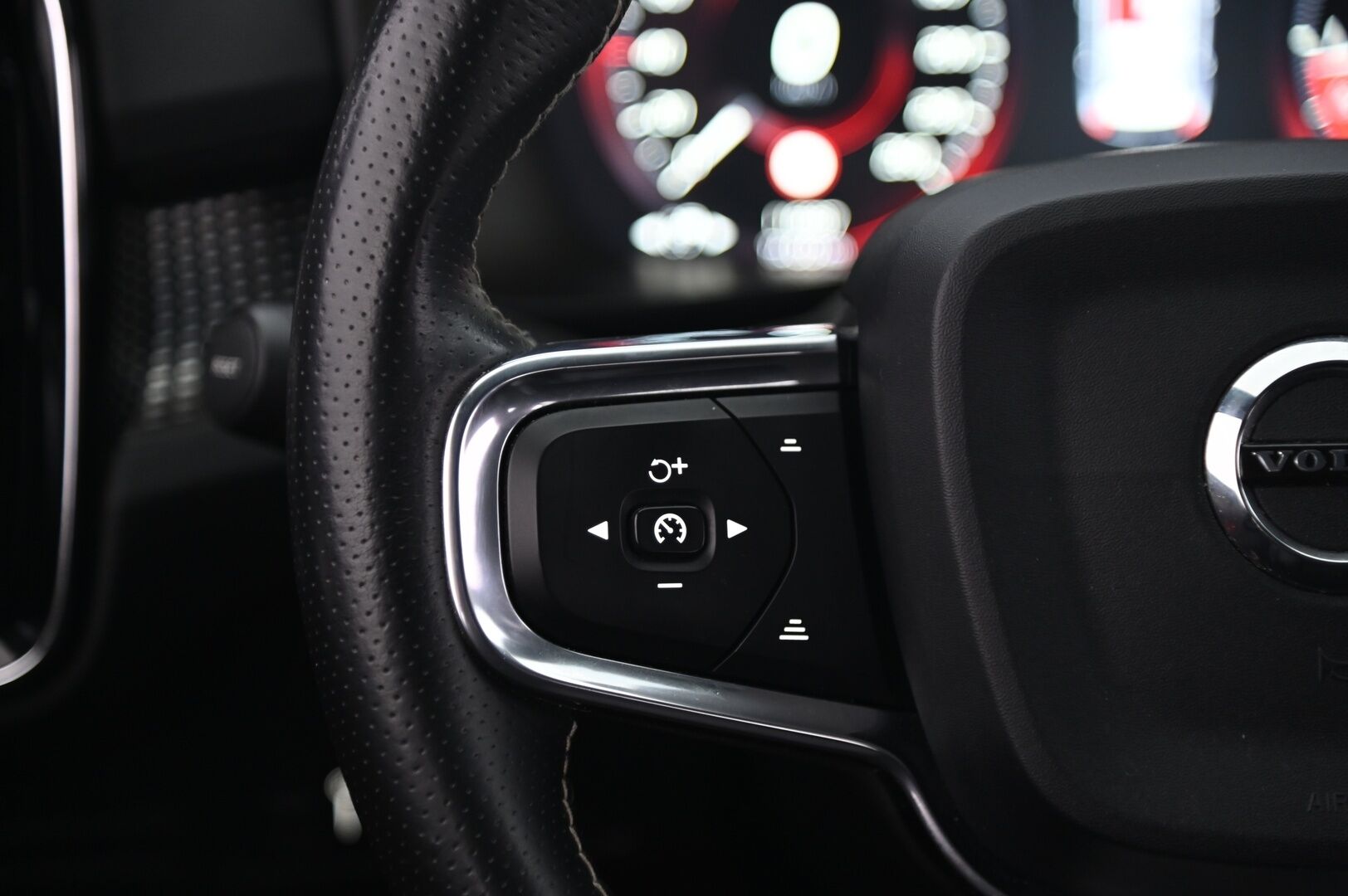 Volvo XC40 2018 D4 AWD R-Design aut *Webasto / ACC / Pilot Assist / Ratinlämmitin / Audio high performance / VOC* - *2x renkaat ja vanteet / Juuri saapunut&hyvin huollettu / 2x renkaat&vanteet* - HULLUT AVAJAISHULINAT KORKOTARJOUS 3,29 %