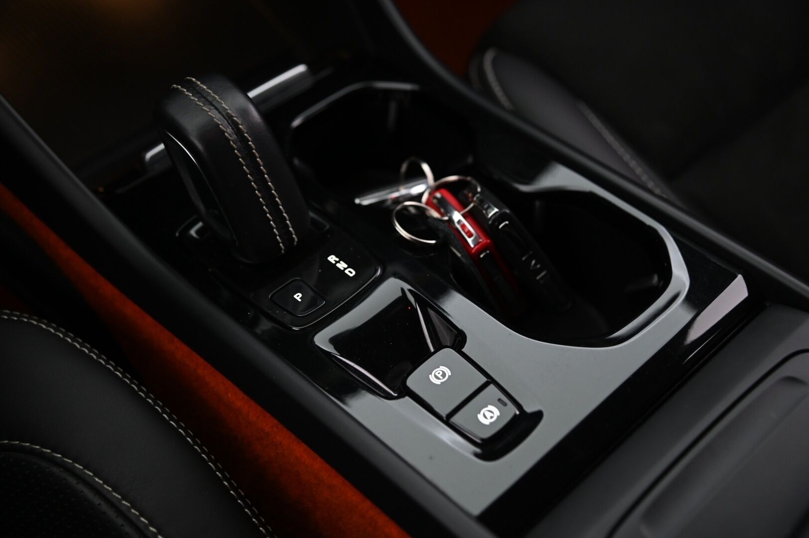 Volvo XC40 2018 D4 AWD R-Design aut *Webasto / ACC / Pilot Assist / Ratinlämmitin / Audio high performance / VOC* - *2x renkaat ja vanteet / Juuri saapunut&hyvin huollettu / 2x renkaat&vanteet* - HULLUT AVAJAISHULINAT KORKOTARJOUS 3,29 %