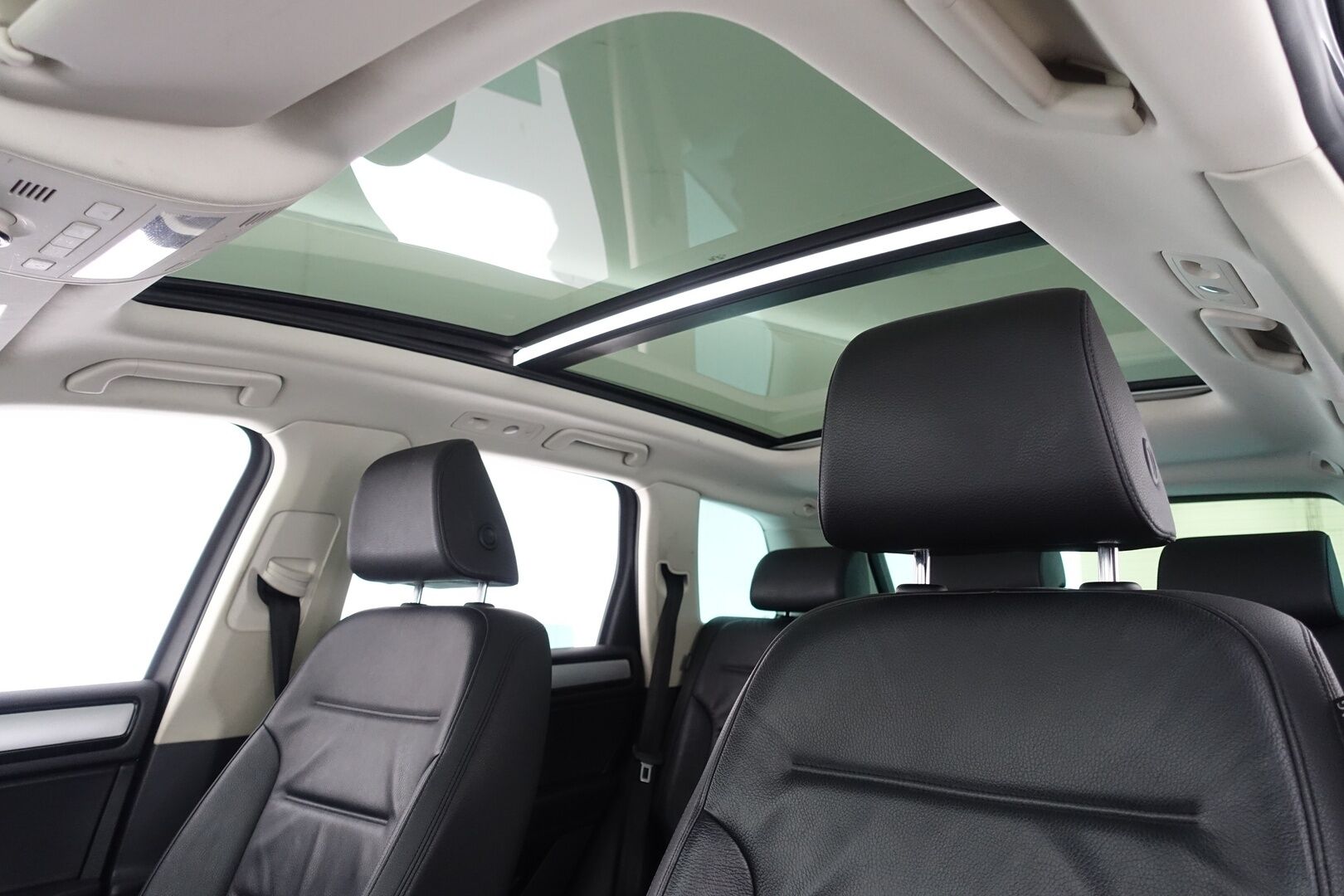 Volkswagen Touareg 2015 3,0 V6 TDI 150 kW (204 hv) 4MOTION BlueMotion Technology Tiptronic-automaatti -  | Webasto | Koukku | Panorama | Huoltokirja | Kahdet renkaat ja vanteet | Tutkat | 