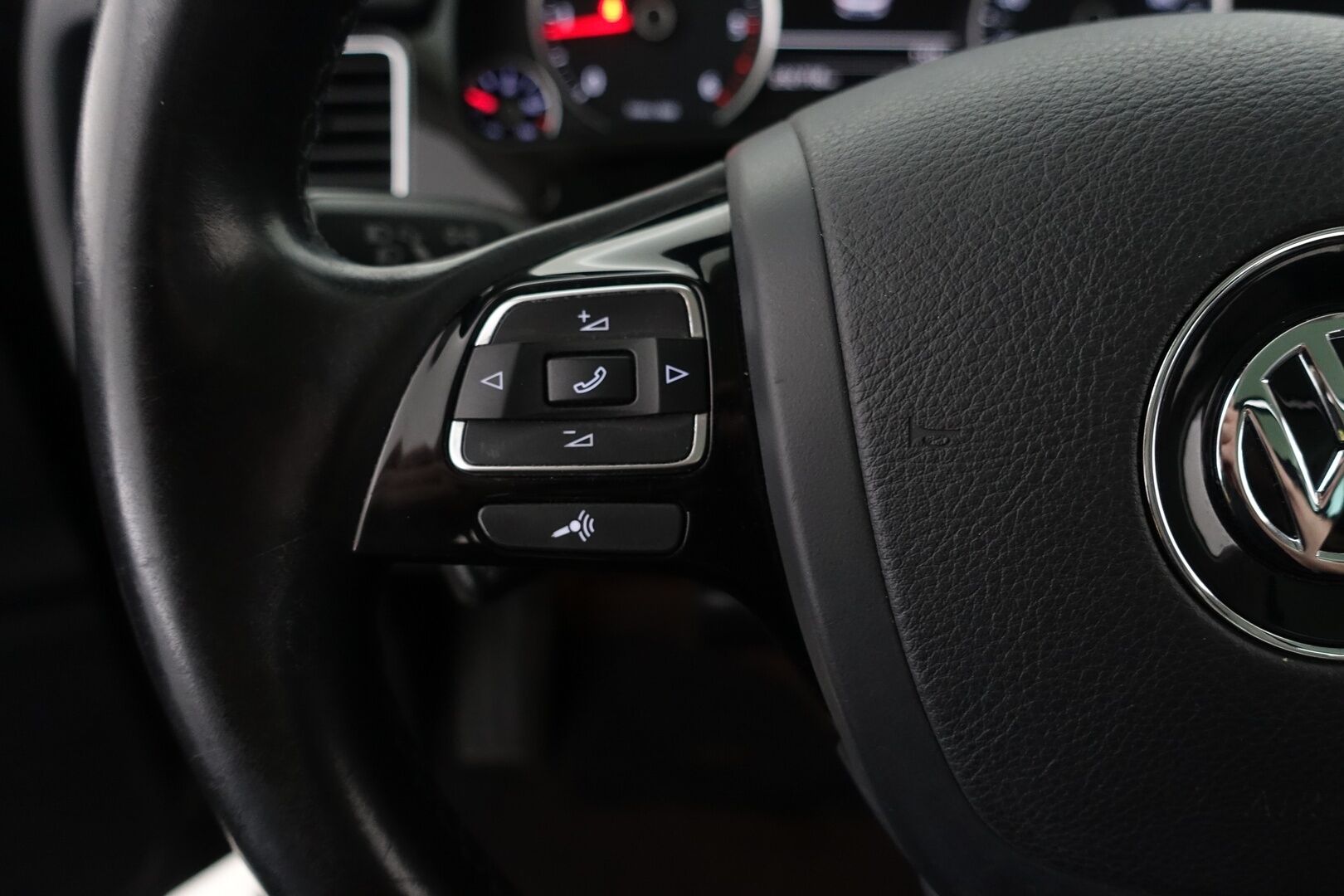 Volkswagen Touareg 2015 3,0 V6 TDI 150 kW (204 hv) 4MOTION BlueMotion Technology Tiptronic-automaatti -  | Webasto | Koukku | Panorama | Huoltokirja | Kahdet renkaat ja vanteet | Tutkat | 