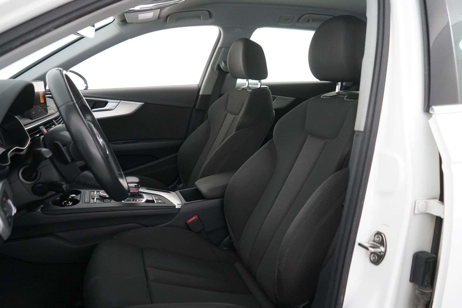 Audi A4 2018 Avant Business Sport Comfort S line Edition 2,0 TDI 140 kW quattro S tronic * Webasto / Taittuva koukku / Tutkat / Matrix Led * - Suomi-auto / Kahdet OEM vanteet / Jakopää remontti 160tkm - HULLUT JOULUT KORKOTARJOUS 2,49% 