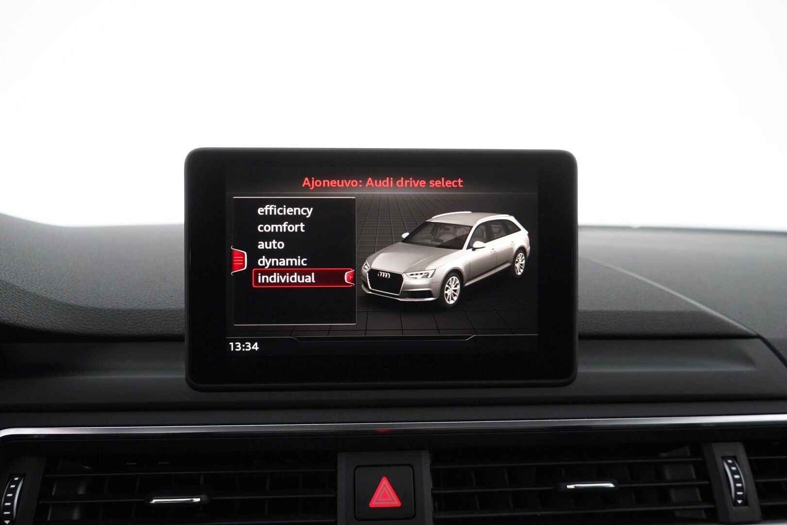 Audi A4 2018 Avant Business Sport Comfort S line Edition 2,0 TDI 140 kW quattro S tronic * Webasto / Taittuva koukku / Tutkat / Matrix Led * - Suomi-auto / Kahdet OEM vanteet / Jakopää remontti 160tkm - HULLUT JOULUT KORKOTARJOUS 2,49% 