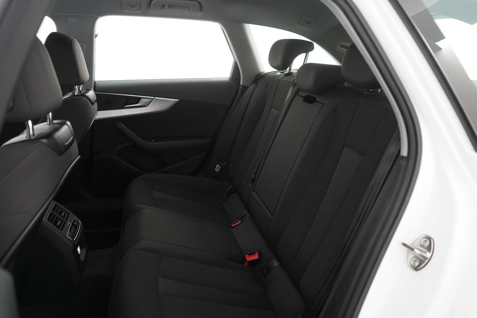 Audi A4 2018 Avant Business Sport Comfort S line Edition 2,0 TDI 140 kW quattro S tronic * Webasto / Taittuva koukku / Tutkat / Matrix Led * - Suomi-auto / Kahdet OEM vanteet / Jakopää remontti 160tkm - HULLUT JOULUT KORKOTARJOUS 2,49% 