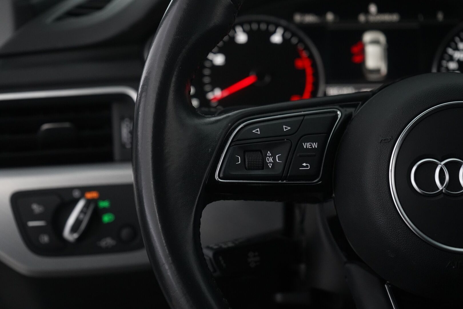 Audi A4 2018 Avant Business Sport Comfort S line Edition 2,0 TDI 140 kW quattro S tronic * Webasto / Taittuva koukku / Tutkat / Matrix Led * - Suomi-auto / Kahdet OEM vanteet / Jakopää remontti 160tkm - HULLUT JOULUT KORKOTARJOUS 2,49% 