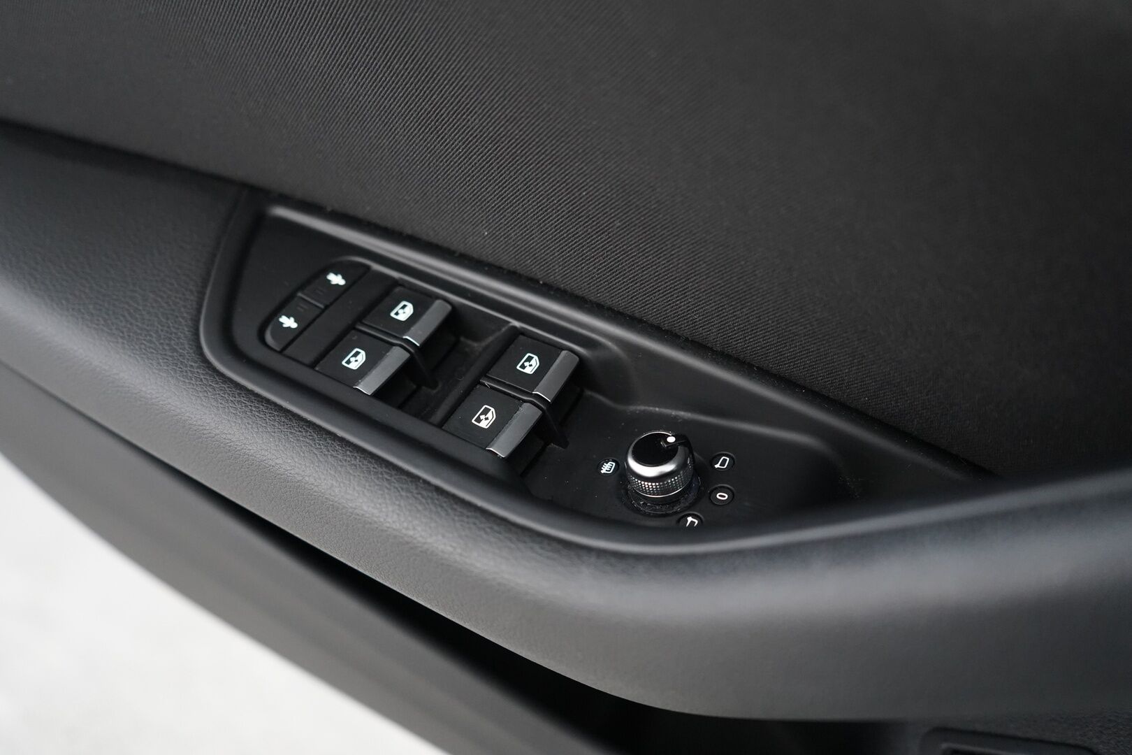 Audi A4 2018 Avant Business Sport Comfort S line Edition 2,0 TDI 140 kW quattro S tronic * Webasto / Taittuva koukku / Tutkat / Matrix Led * - Suomi-auto / Kahdet OEM vanteet / Jakopää remontti 160tkm - HULLUT JOULUT KORKOTARJOUS 2,49% 