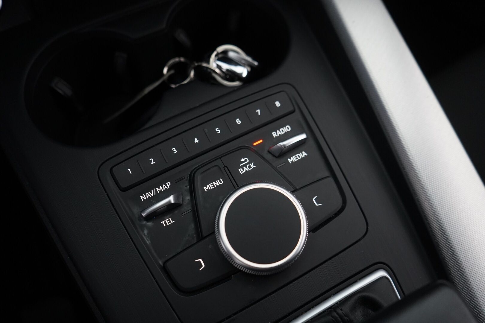 Audi A4 2018 Avant Business Sport Comfort S line Edition 2,0 TDI 140 kW quattro S tronic * Webasto / Taittuva koukku / Tutkat / Matrix Led * - Suomi-auto / Kahdet OEM vanteet / Jakopää remontti 160tkm - HULLUT JOULUT KORKOTARJOUS 2,49% 