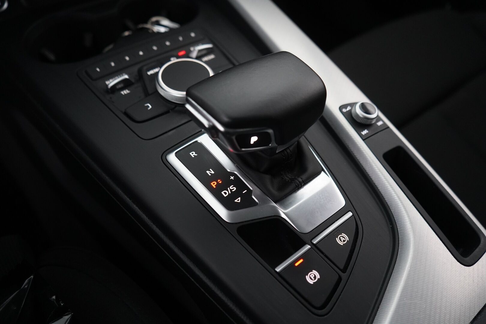 Audi A4 2018 Avant Business Sport Comfort S line Edition 2,0 TDI 140 kW quattro S tronic * Webasto / Taittuva koukku / Tutkat / Matrix Led * - Suomi-auto / Kahdet OEM vanteet / Jakopää remontti 160tkm - HULLUT JOULUT KORKOTARJOUS 2,49% 