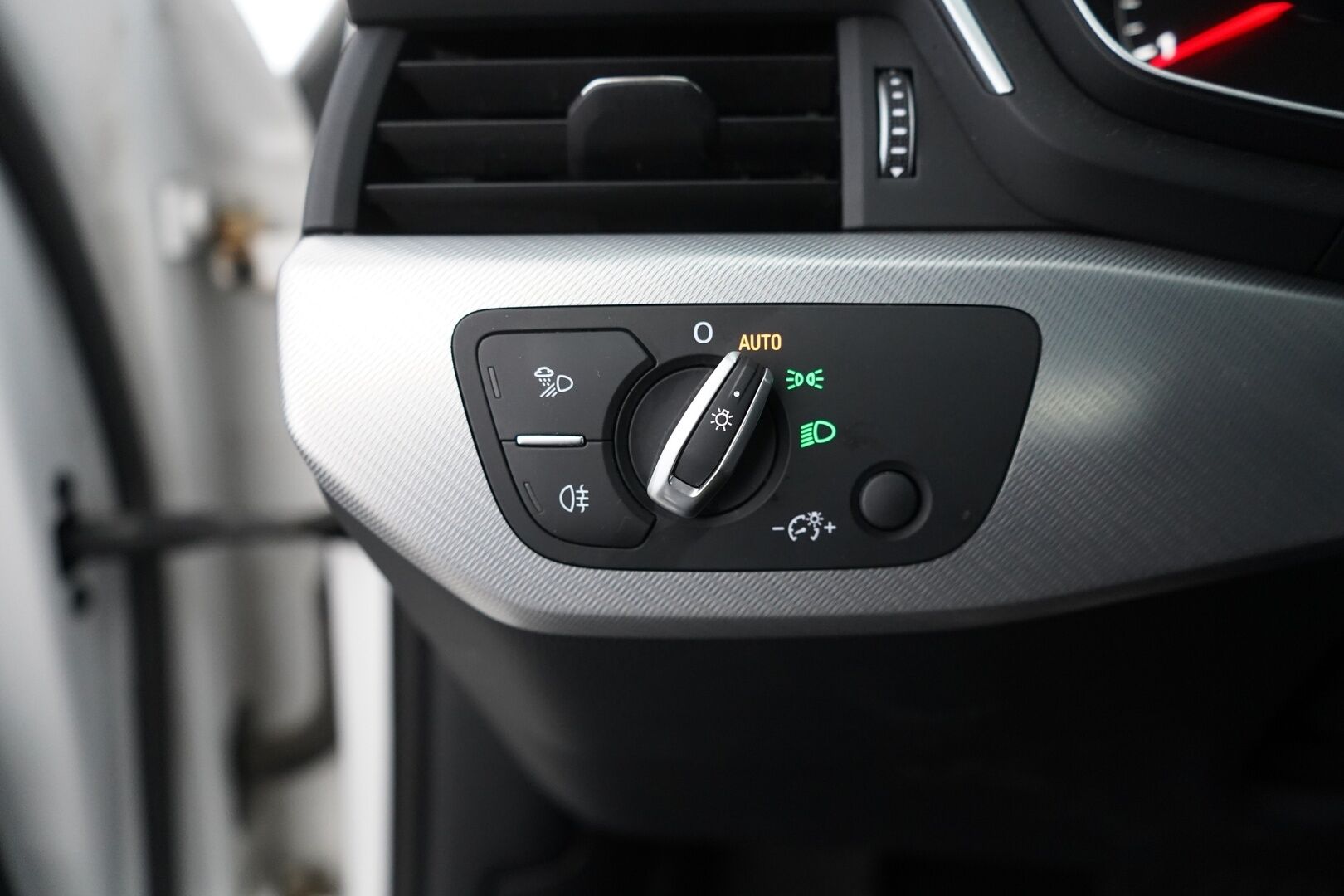 Audi A4 2018 Avant Business Sport Comfort S line Edition 2,0 TDI 140 kW quattro S tronic * Webasto / Taittuva koukku / Tutkat / Matrix Led * - Suomi-auto / Kahdet OEM vanteet / Jakopää remontti 160tkm - HULLUT JOULUT KORKOTARJOUS 2,49% 