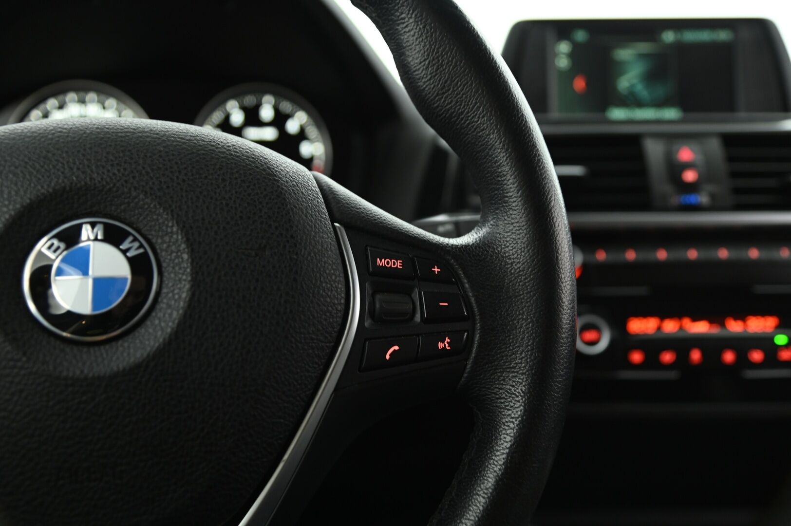 BMW 116 2018 F20 Hatchback 116d A Business Automatic Edition Urban*Suomi-auto / LED / Puolinahat / BT / Lohko+sis.p / Peruutustutka* - LCI / Polttoainepihi pikku bemari uudemmalla naamalla! / Juuri huollettu! / Kahdet hyvät renkaat!