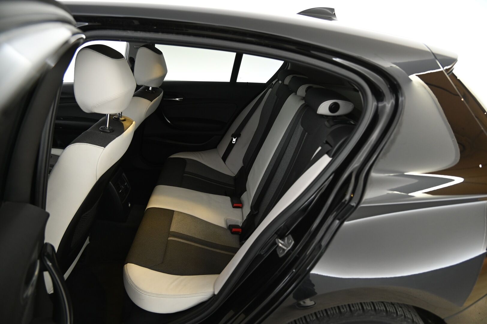 BMW 116 2018 F20 Hatchback 116d A Business Automatic Edition Urban*Suomi-auto / LED / Puolinahat / BT / Lohko+sis.p / Peruutustutka* - LCI / Polttoainepihi pikku bemari uudemmalla naamalla! / Juuri huollettu! / Kahdet hyvät renkaat!