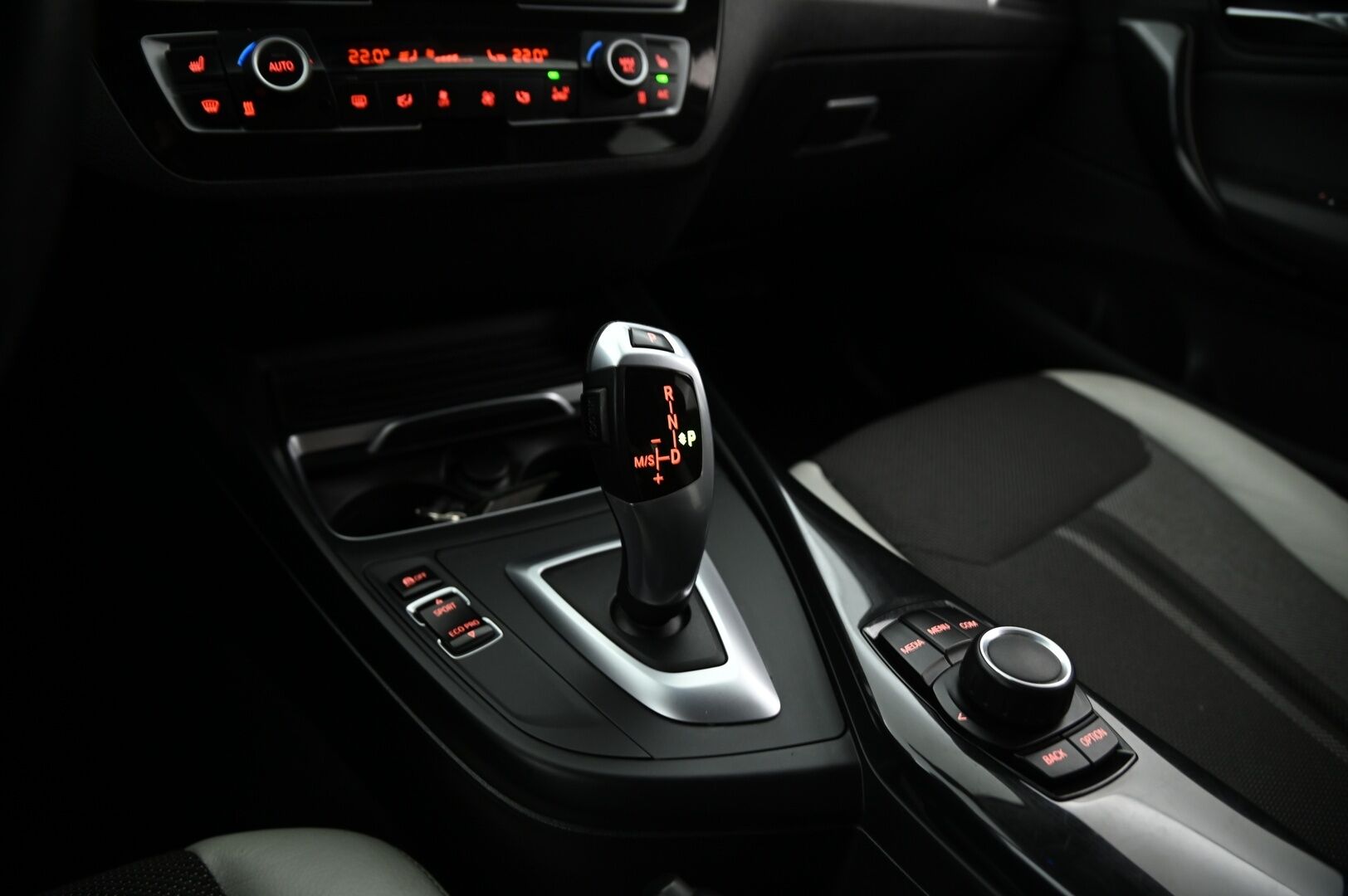 BMW 116 2018 F20 Hatchback 116d A Business Automatic Edition Urban*Suomi-auto / LED / Puolinahat / BT / Lohko+sis.p / Peruutustutka* - LCI / Polttoainepihi pikku bemari uudemmalla naamalla! / Juuri huollettu! / Kahdet hyvät renkaat!