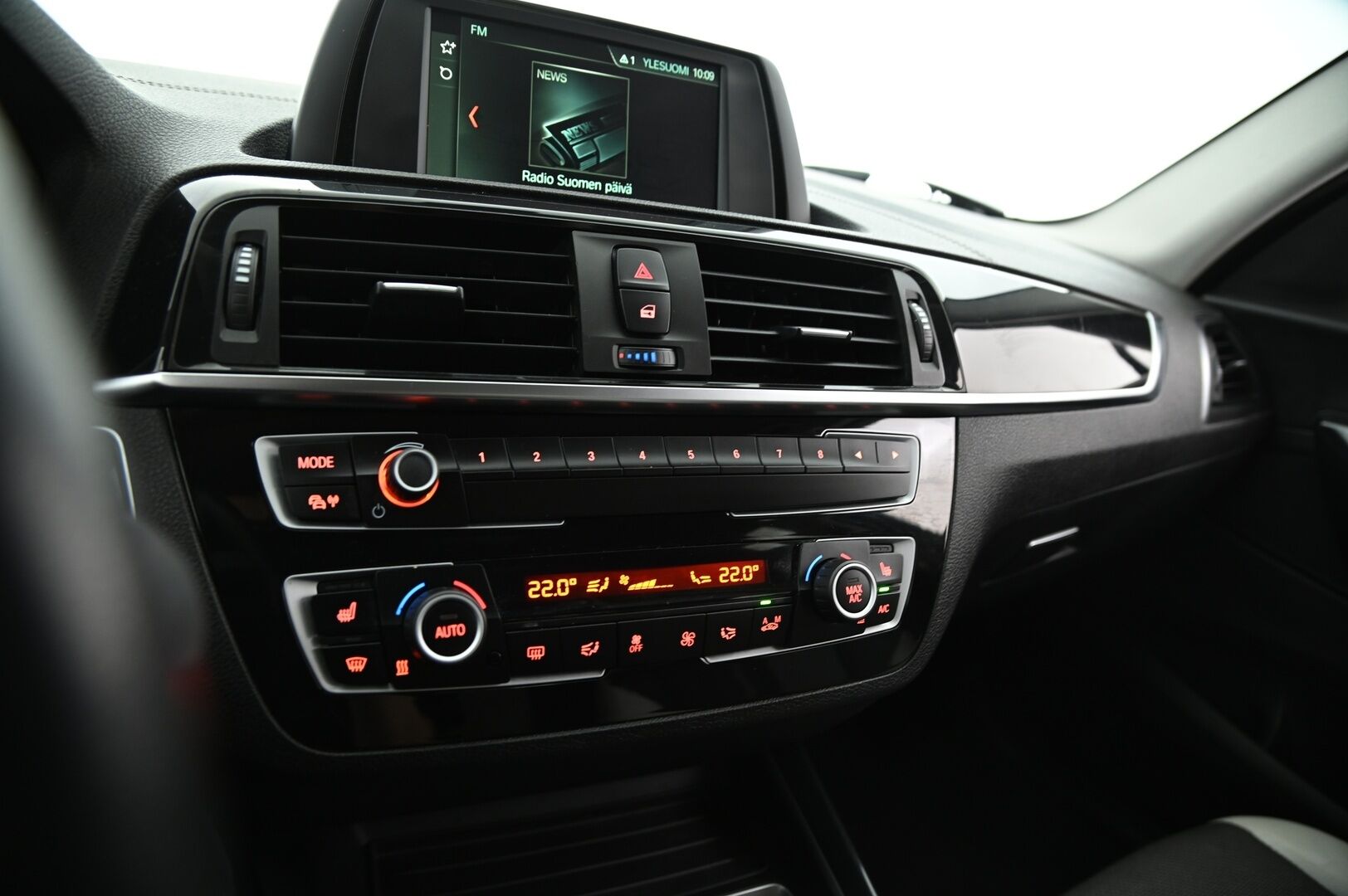 BMW 116 2018 F20 Hatchback 116d A Business Automatic Edition Urban*Suomi-auto / LED / Puolinahat / BT / Lohko+sis.p / Peruutustutka* - LCI / Polttoainepihi pikku bemari uudemmalla naamalla! / Juuri huollettu! / Kahdet hyvät renkaat!