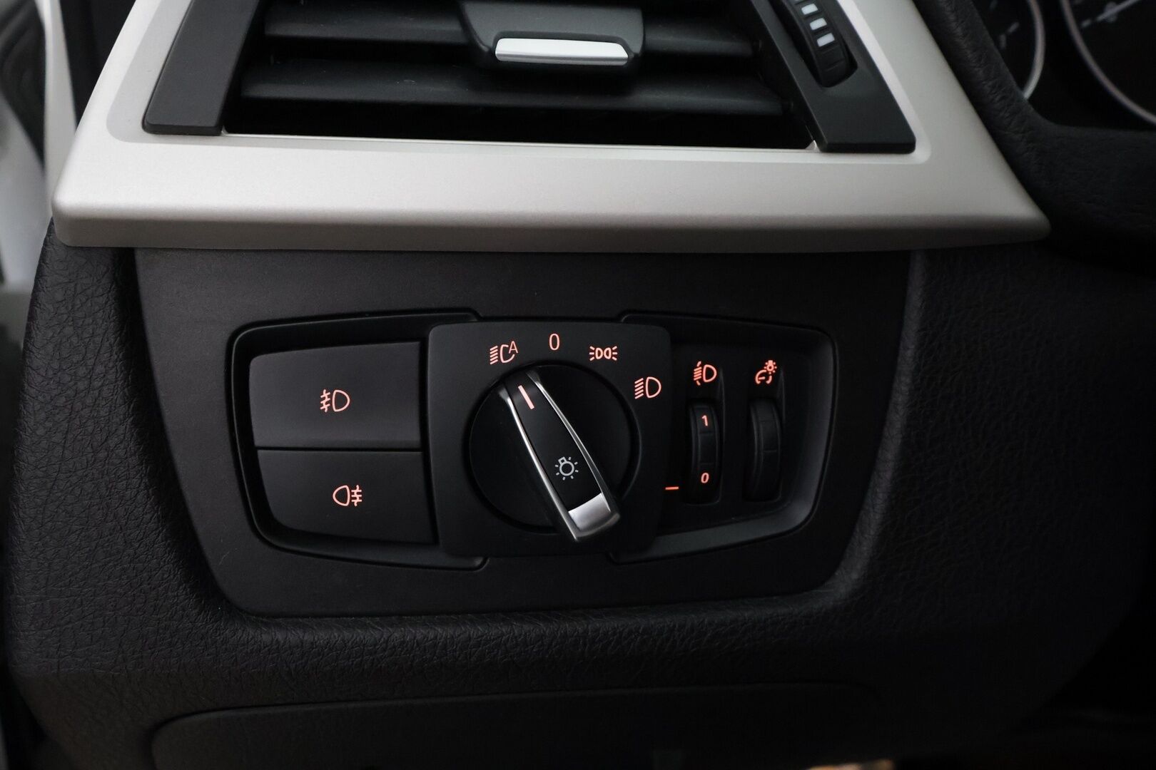 BMW 320 2018 F30 Sedan 320i A xDrive Business Exclusive * HiFi / LED / P.tutka / Sisätilanlämmitin / Sportnahat / Koukku / Navi * - Suomi-auto / Kahdet renkaat / Merkkihuollettu! - HULLU BLACKWEEK KORKOTARJOUS 2,49%