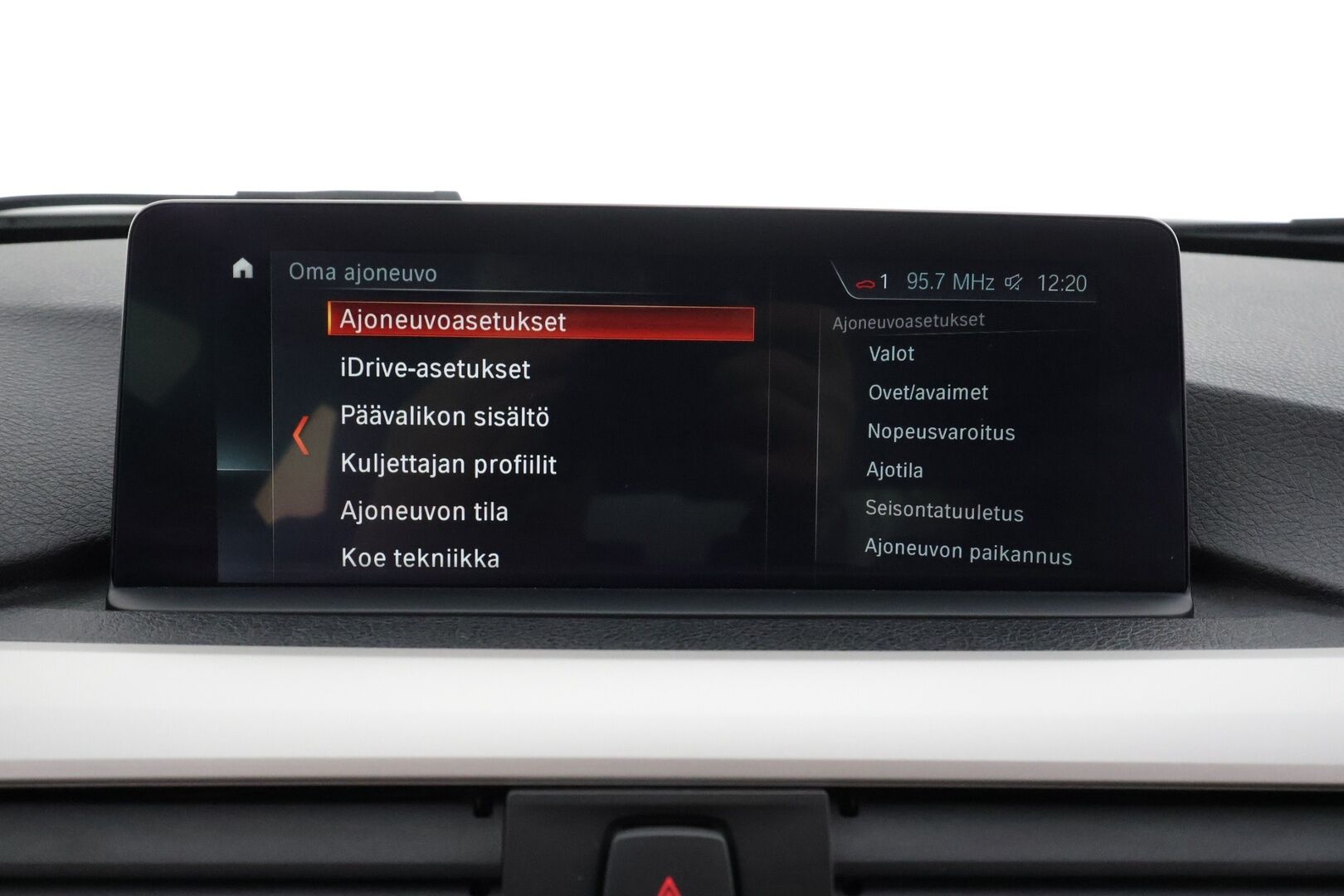 BMW 320 2018 F30 Sedan 320i A xDrive Business Exclusive * HiFi / LED / P.tutka / Sisätilanlämmitin / Sportnahat / Koukku / Navi * - Suomi-auto / Kahdet renkaat / Merkkihuollettu! - HULLU BLACKWEEK KORKOTARJOUS 2,49%