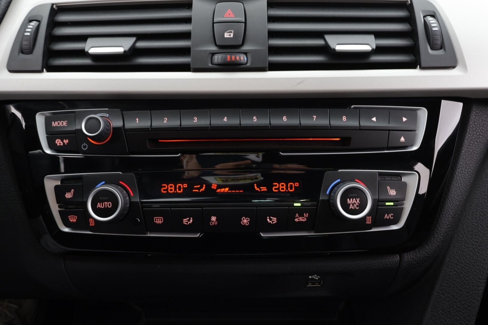 BMW 320 2018 F30 Sedan 320i A xDrive Business Exclusive * HiFi / LED / P.tutka / Sisätilanlämmitin / Sportnahat / Koukku / Navi * - Suomi-auto / Kahdet renkaat / Merkkihuollettu! - HULLU BLACKWEEK KORKOTARJOUS 2,49%