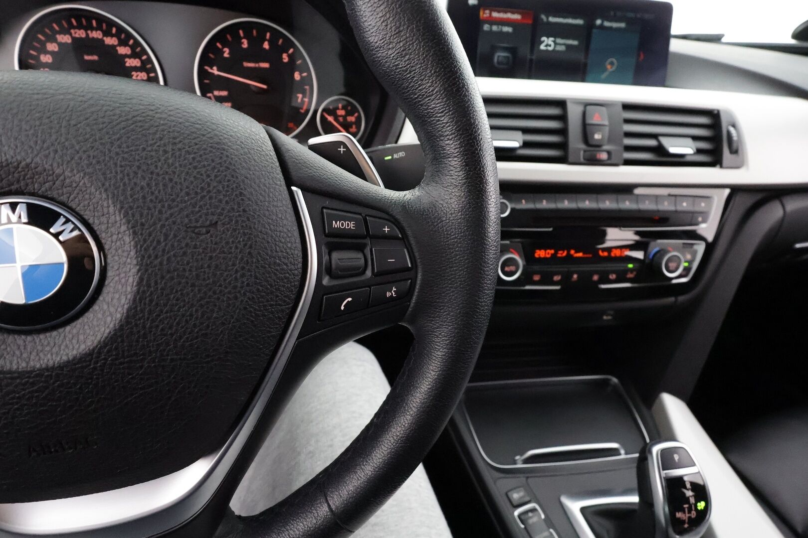 BMW 320 2018 F30 Sedan 320i A xDrive Business Exclusive * HiFi / LED / P.tutka / Sisätilanlämmitin / Sportnahat / Koukku / Navi * - Suomi-auto / Kahdet renkaat / Merkkihuollettu! - HULLU BLACKWEEK KORKOTARJOUS 2,49%