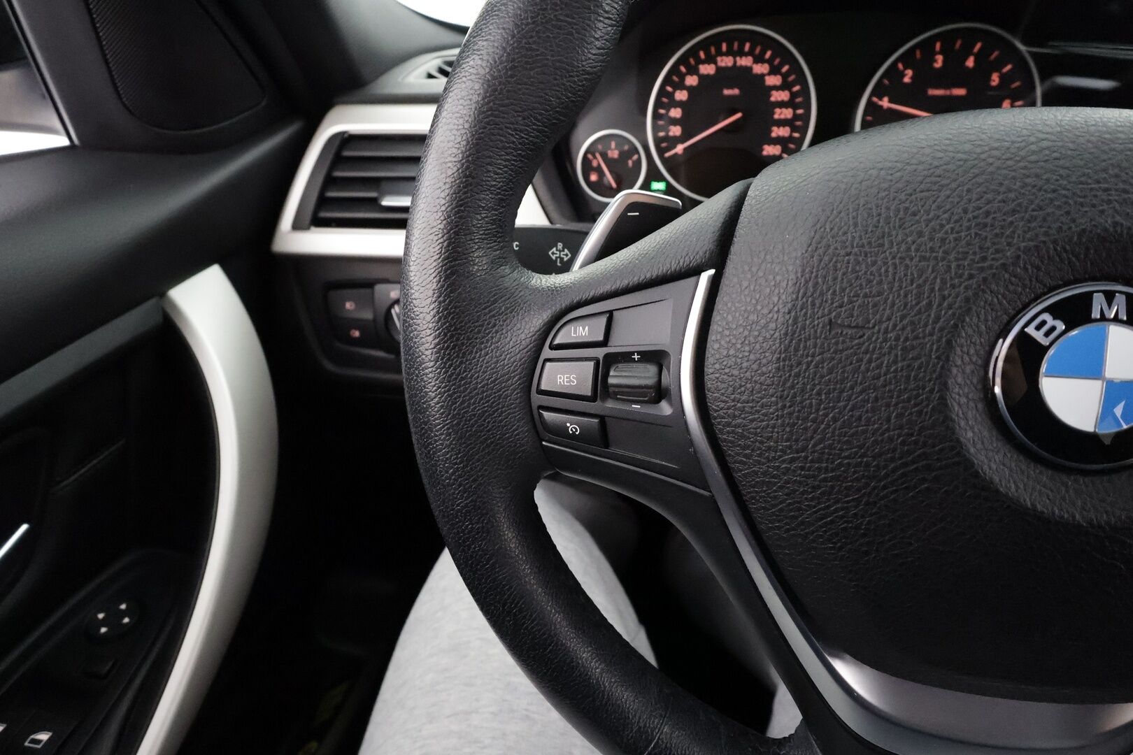 BMW 320 2018 F30 Sedan 320i A xDrive Business Exclusive * HiFi / LED / P.tutka / Sisätilanlämmitin / Sportnahat / Koukku / Navi * - Suomi-auto / Kahdet renkaat / Merkkihuollettu! - HULLU BLACKWEEK KORKOTARJOUS 2,49%