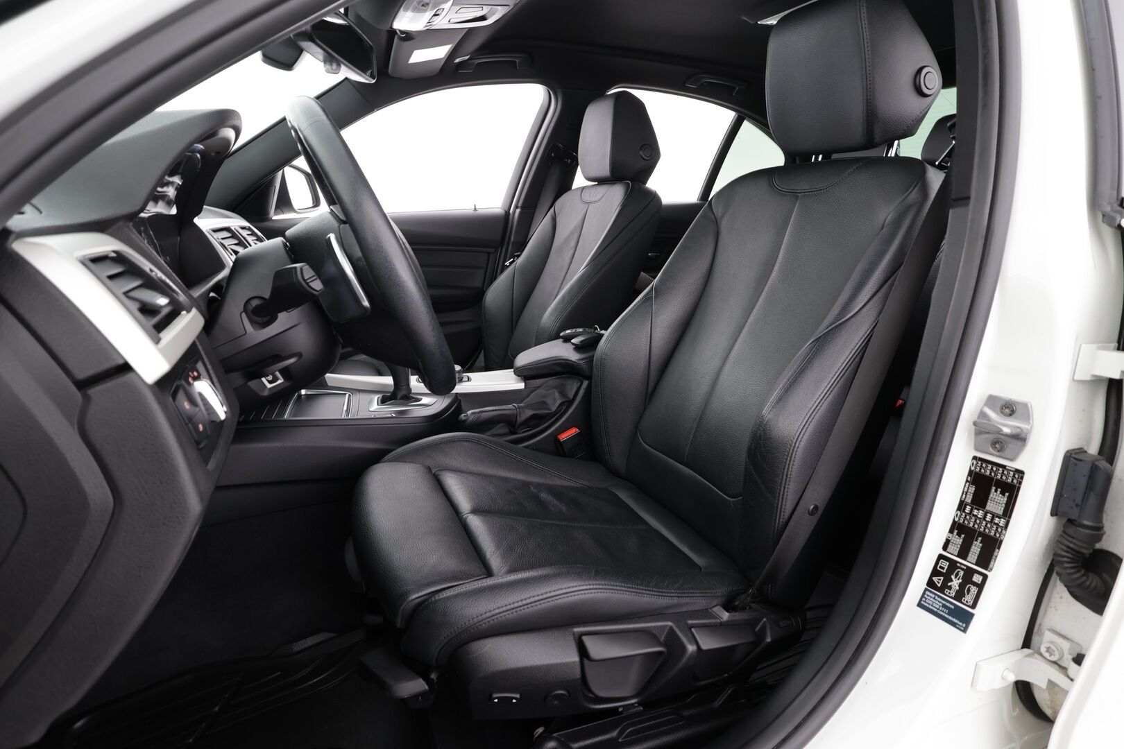 BMW 320 2018 F30 Sedan 320i A xDrive Business Exclusive * HiFi / LED / P.tutka / Sisätilanlämmitin / Sportnahat / Koukku / Navi * - Suomi-auto / Kahdet renkaat / Merkkihuollettu! - HULLU BLACKWEEK KORKOTARJOUS 2,49%