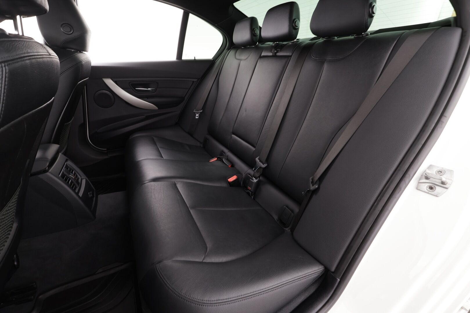 BMW 320 2018 F30 Sedan 320i A xDrive Business Exclusive * HiFi / LED / P.tutka / Sisätilanlämmitin / Sportnahat / Koukku / Navi * - Suomi-auto / Kahdet renkaat / Merkkihuollettu! - HULLU BLACKWEEK KORKOTARJOUS 2,49%