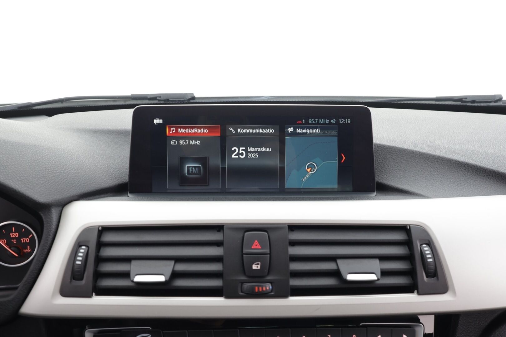 BMW 320 2018 F30 Sedan 320i A xDrive Business Exclusive * HiFi / LED / P.tutka / Sisätilanlämmitin / Sportnahat / Koukku / Navi * - Suomi-auto / Kahdet renkaat / Merkkihuollettu! - HULLU BLACKWEEK KORKOTARJOUS 2,49%