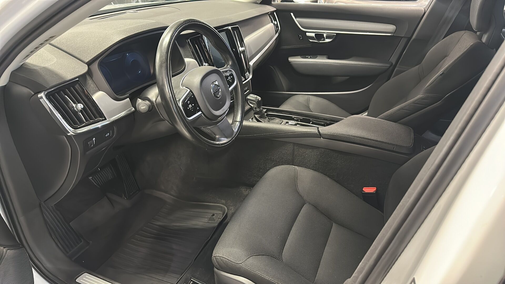 Volvo S90 2018 D3 Business aut -  Webasto | Uudet jarrulevyt & palat sekä perushuolto suoritettu juuri!