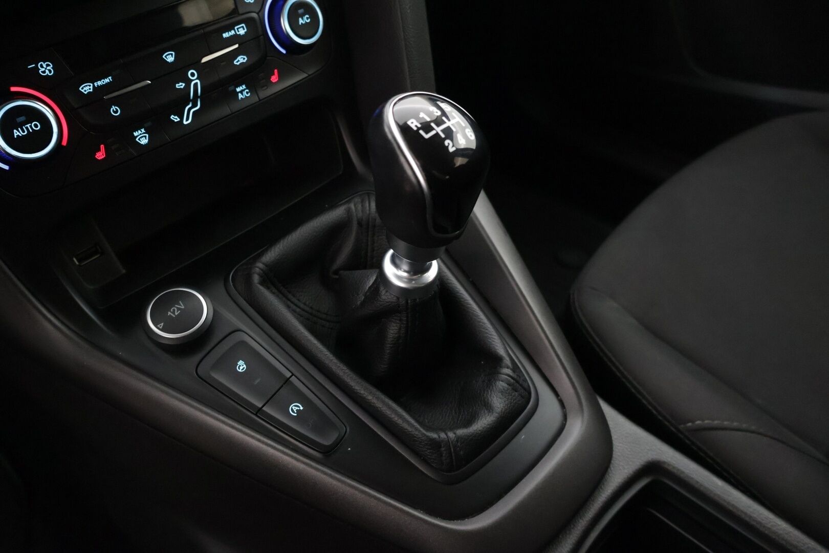 Ford Focus 2018 1,0 EcoBoost 125 hv Start/Stop M6 Edition Wagon * Lämmitettävä tuulilasi / Xenon / Lohko + sisä / P-tutkat / AppleCarPlay * - * Juuri huollettu! / Kahdet renkaat omilla alumiinivanteilla / Ratinlämmitin *