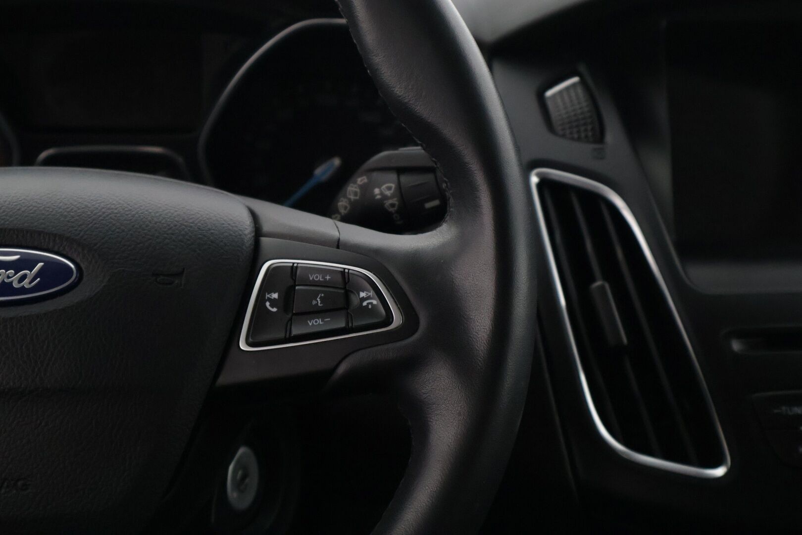 Ford Focus 2018 1,0 EcoBoost 125 hv Start/Stop M6 Edition Wagon * Lämmitettävä tuulilasi / Xenon / Lohko + sisä / P-tutkat / AppleCarPlay * - * Juuri huollettu! / Kahdet renkaat omilla alumiinivanteilla / Ratinlämmitin *