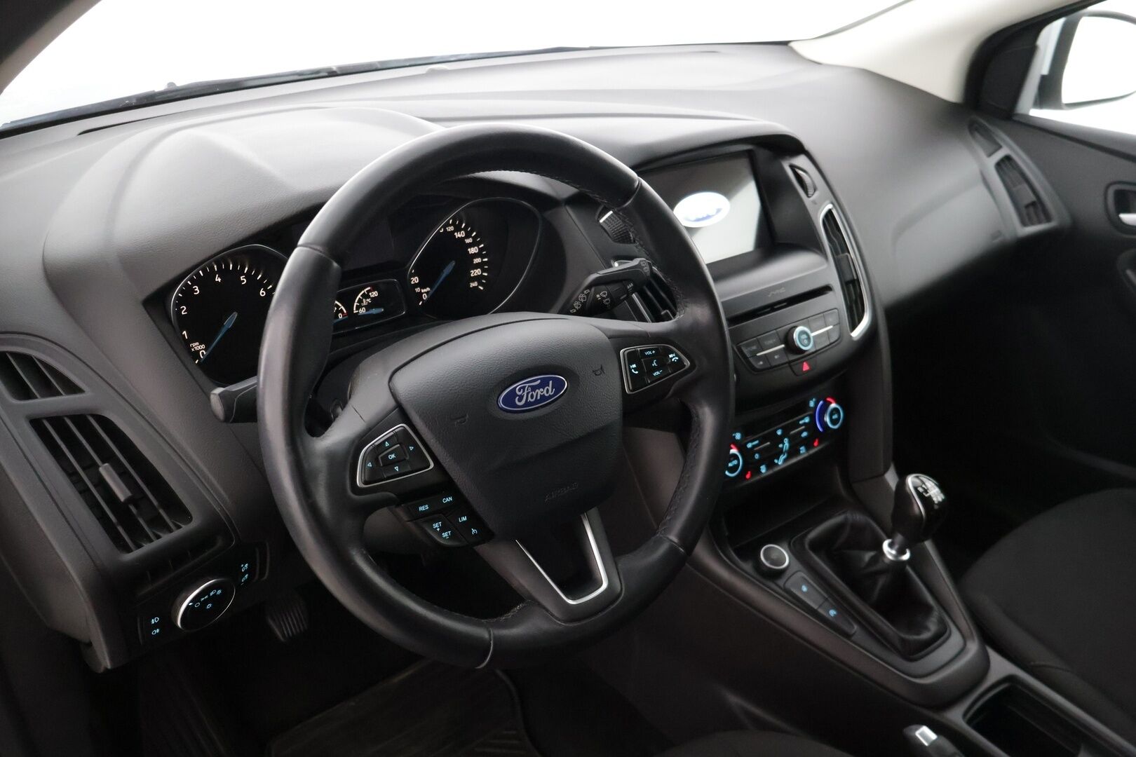 Ford Focus 2018 1,0 EcoBoost 125 hv Start/Stop M6 Edition Wagon * Lämmitettävä tuulilasi / Xenon / Lohko + sisä / P-tutkat / AppleCarPlay * - * Juuri huollettu! / Kahdet renkaat omilla alumiinivanteilla / Ratinlämmitin *