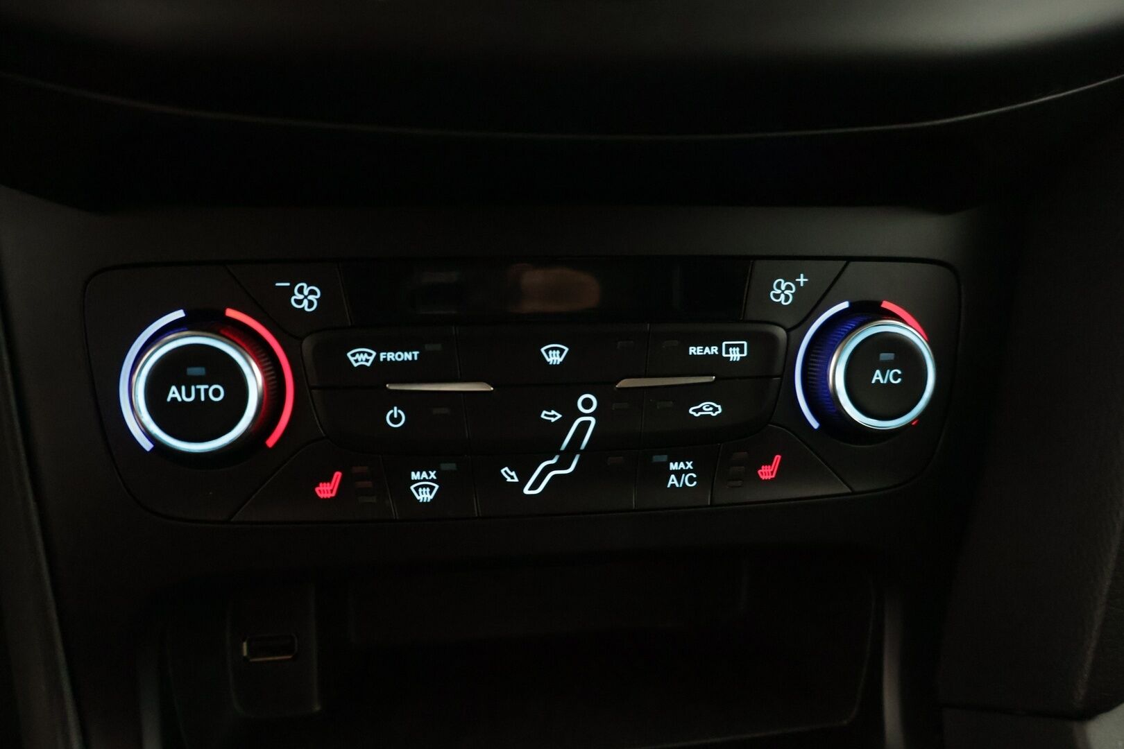 Ford Focus 2018 1,0 EcoBoost 125 hv Start/Stop M6 Edition Wagon * Lämmitettävä tuulilasi / Xenon / Lohko + sisä / P-tutkat / AppleCarPlay * - * Juuri huollettu! / Kahdet renkaat omilla alumiinivanteilla / Ratinlämmitin *