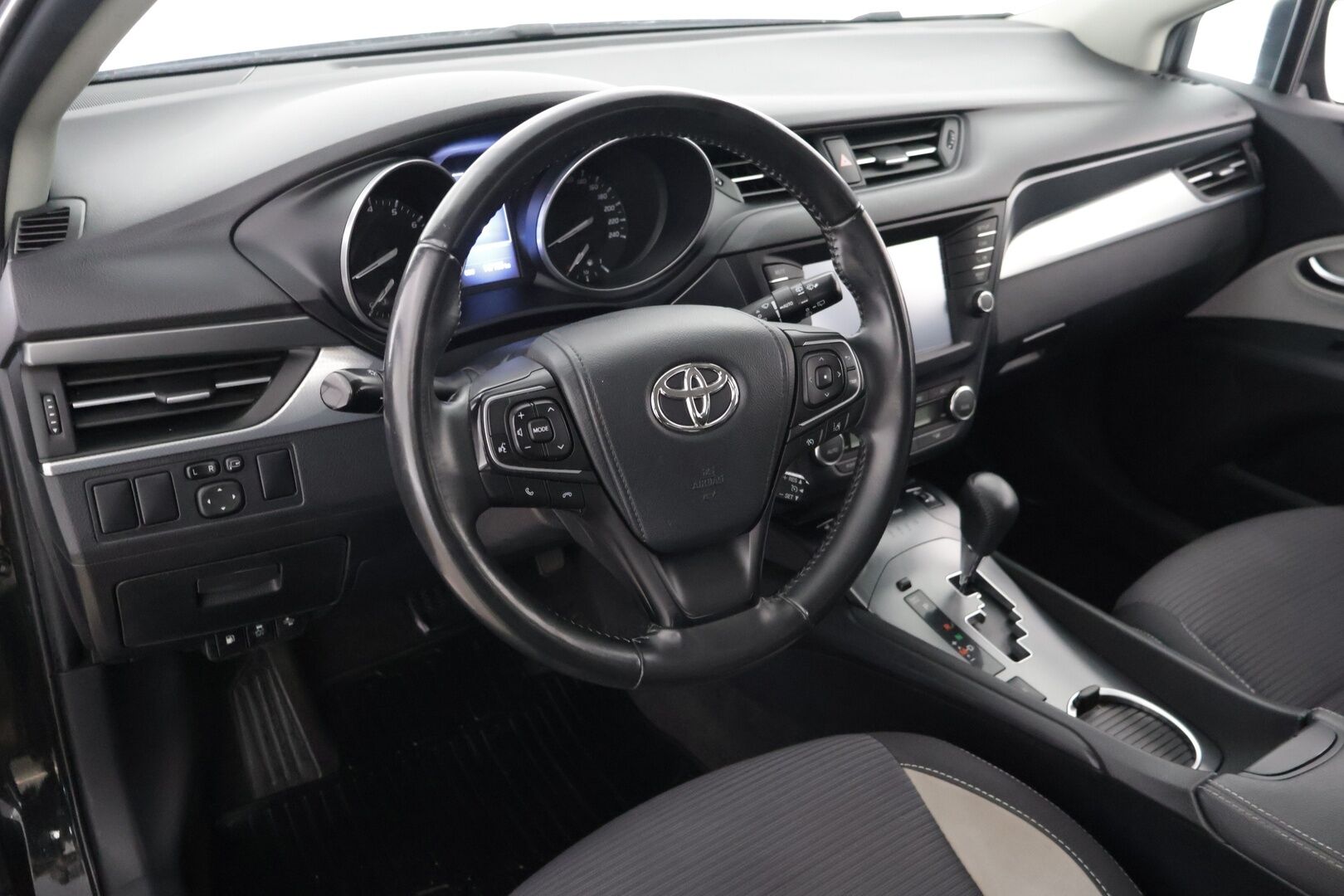 Toyota Avensis 2018 1,8 Valvematic Active Edition Touring Sports Multidrive S - Koukku / Vakionopeudensäädin / P-kamera / Bluetooth