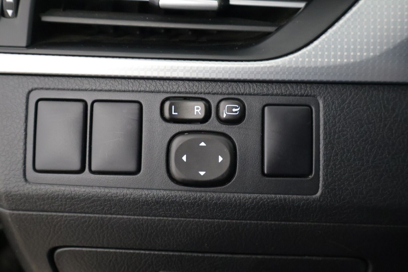 Toyota Avensis 2018 1,8 Valvematic Active Edition Touring Sports Multidrive S - Koukku / Vakionopeudensäädin / P-kamera / Bluetooth