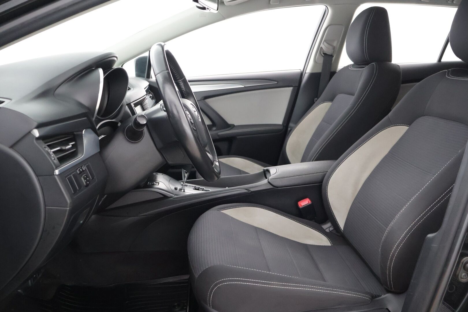 Toyota Avensis 2018 1,8 Valvematic Active Edition Touring Sports Multidrive S - Koukku / Vakionopeudensäädin / P-kamera / Bluetooth