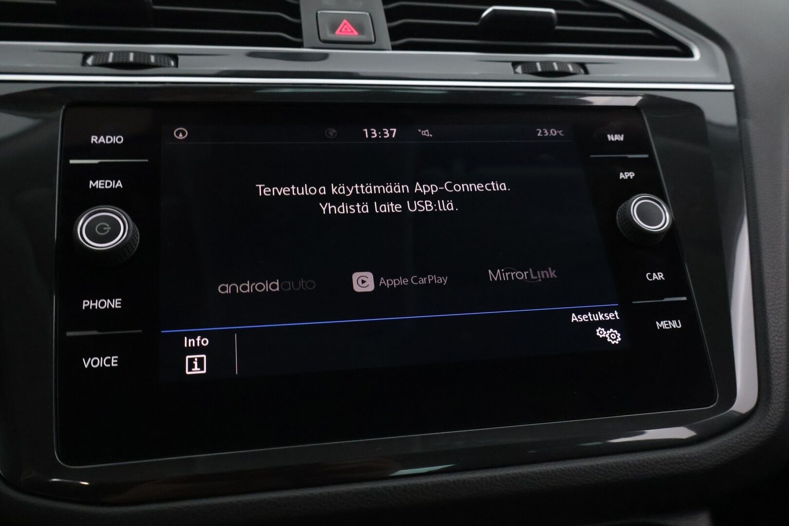 Volkswagen Tiguan 2018 Comfortline 2,0 TDI SCR 110 kW (150 hv) DSG-automaatti *Webasto / ACC / Koukku / Digimittari / LED* - Juuri huollettu / Jakopää 3/2024 / 2x hyvät renkaat / Suomi-auto
