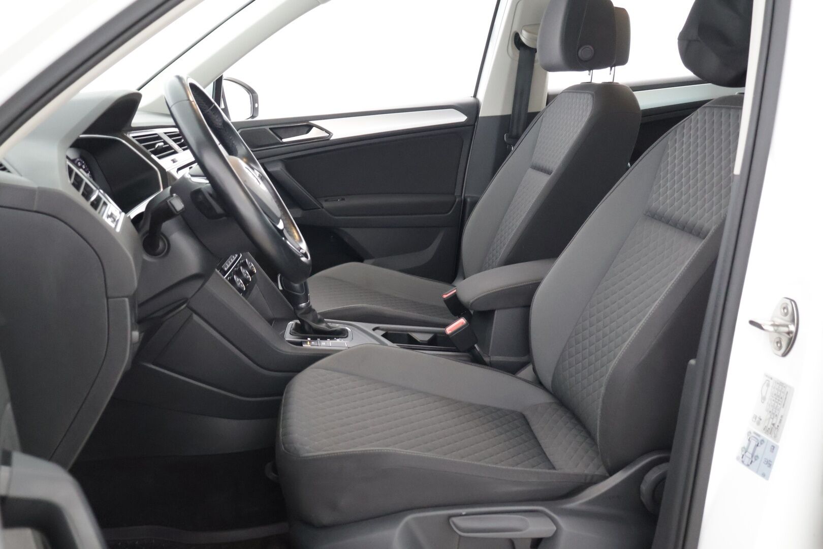 Volkswagen Tiguan 2018 Comfortline 2,0 TDI SCR 110 kW (150 hv) DSG-automaatti *Webasto / ACC / Koukku / Digimittari / LED* - Juuri huollettu / Jakopää 3/2024 / 2x hyvät renkaat / Suomi-auto