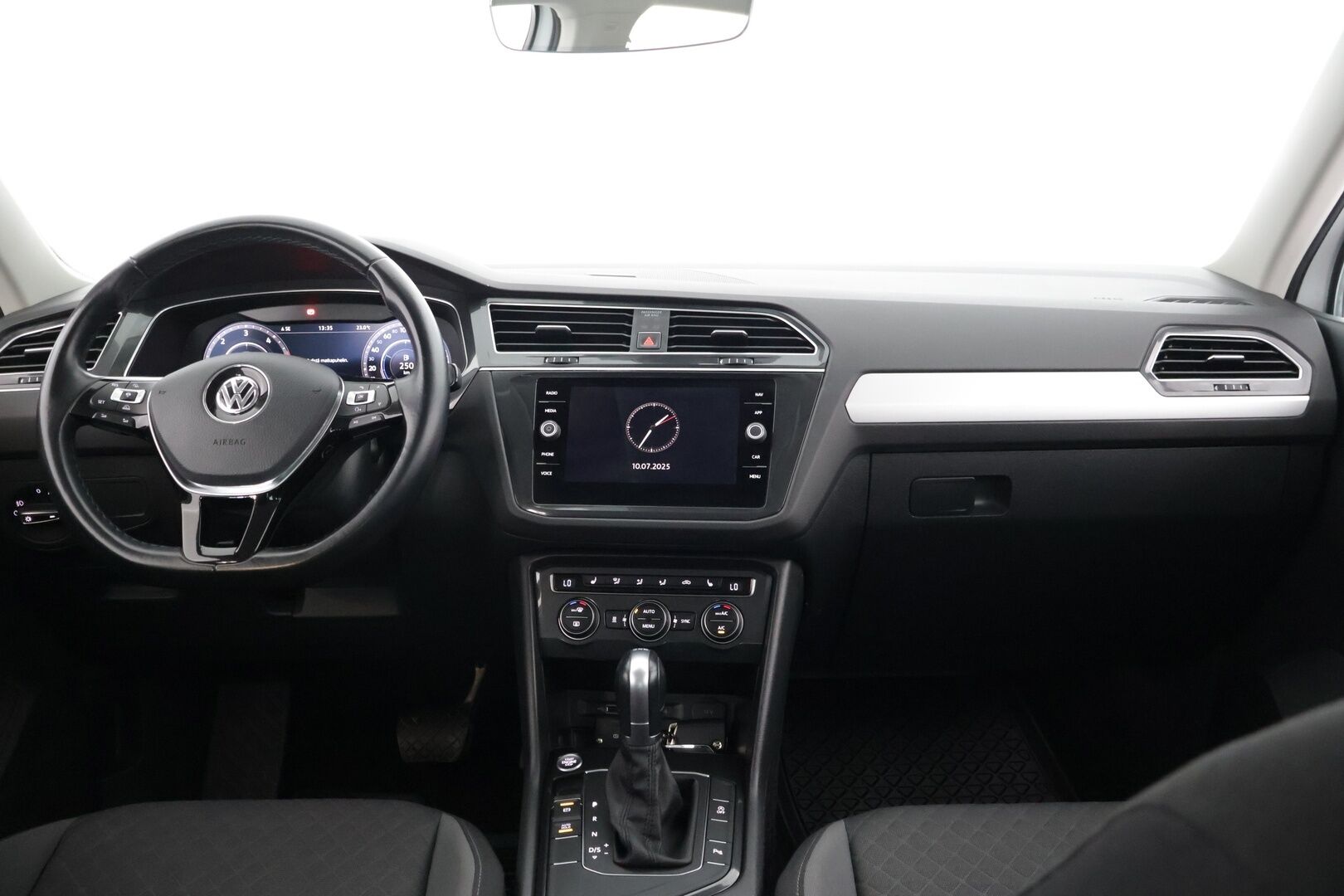 Volkswagen Tiguan 2018 Comfortline 2,0 TDI SCR 110 kW (150 hv) DSG-automaatti *Webasto / ACC / Koukku / Digimittari / LED* - Juuri huollettu / Jakopää 3/2024 / 2x hyvät renkaat / Suomi-auto